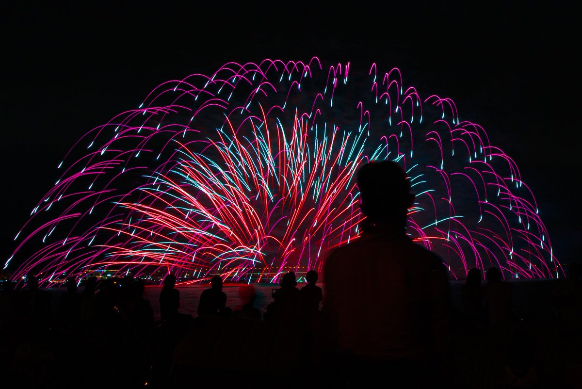 Ema 江の島マジ愛してる 本日は鎌倉花火大会ですね 花火 を写そうにも前の観客が映ってしまう なときは観客も写真に入れてみてはいかがでしょうか 写真は16年の鎌倉花火大会