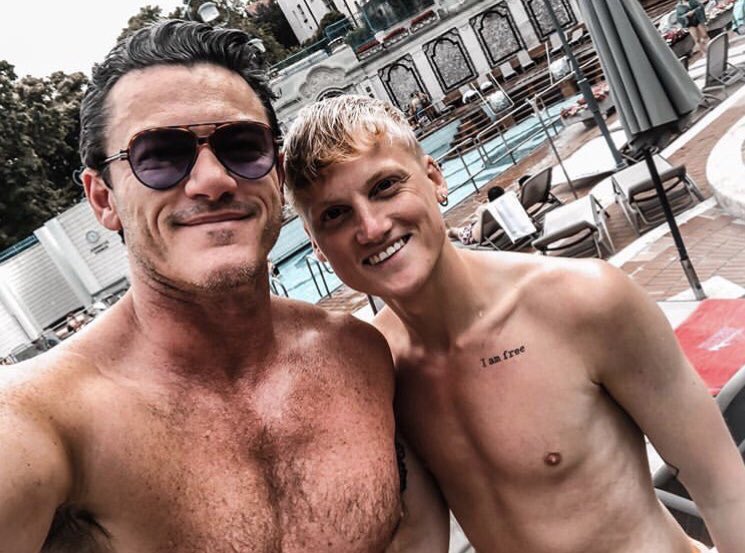 bubblegumcity80's tweet photo. @tTheRealLukevans Hell💋mr. handsome !! #repost #pic from @angeloverofficial #travelblogger #belgiantravelblogger sweet❤️♈️👶🏻 with a fan at the Budapest Thermal Baths👍🏻👍🏻 https://t.co/kNnBf15E1t