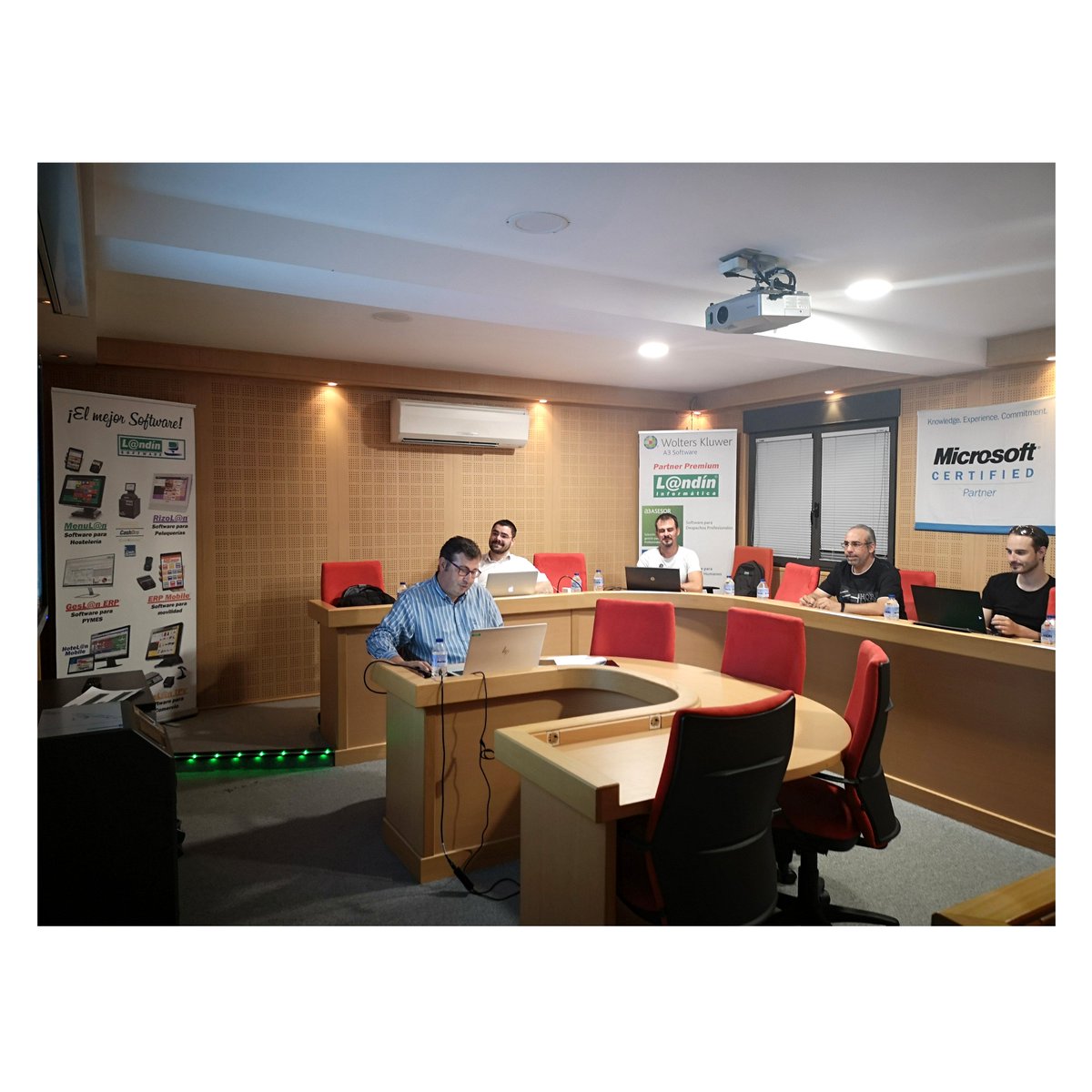 Landinformatica's tweet photo. Cada vez más nuestros distribuidores se dan cuenta de la importancia que tiene la #formación. Curso de Módulos #GesLanERP
@VegaGestion (Viveiro)
#Inforou (Ourense)
@intertecnoSAT (Santiago)
#iWave (Vigo)
@Netcomsi (Gondomar)
@InfoprecVigo

#LandínSoftware #CRM #CuotasyContratos https://t.co/bJt6MUlRJe