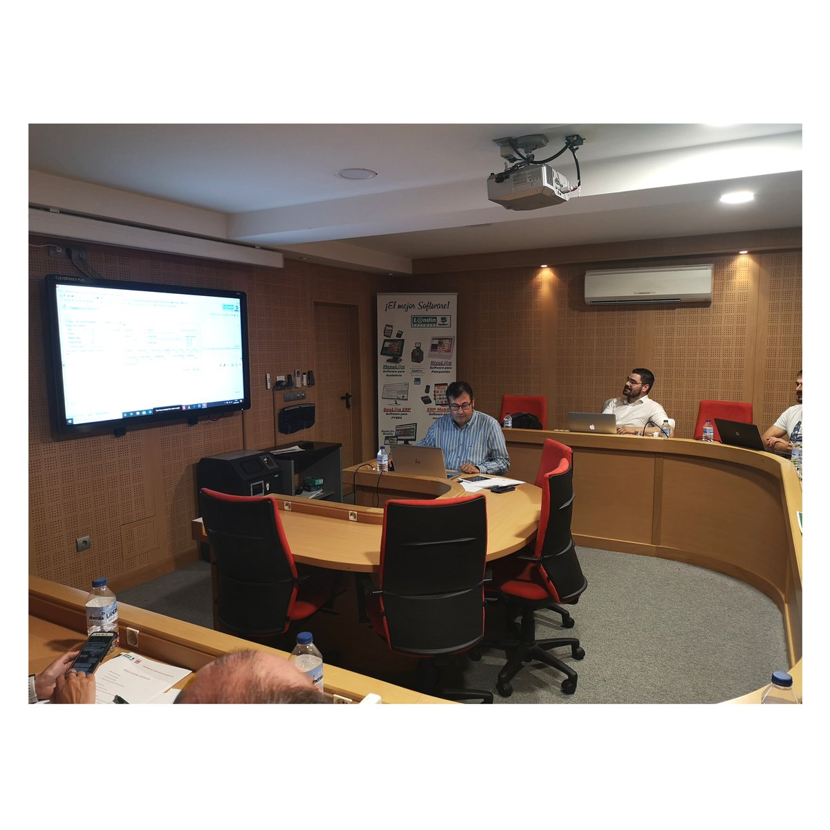 Landinformatica's tweet photo. Cada vez más nuestros distribuidores se dan cuenta de la importancia que tiene la #formación. Curso de Módulos #GesLanERP
@VegaGestion (Viveiro)
#Inforou (Ourense)
@intertecnoSAT (Santiago)
#iWave (Vigo)
@Netcomsi (Gondomar)
@InfoprecVigo

#LandínSoftware #CRM #CuotasyContratos https://t.co/bJt6MUlRJe