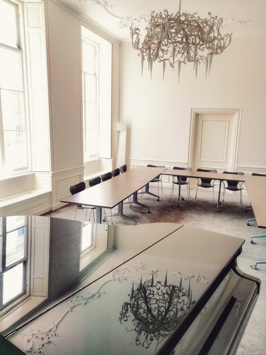 Reflecties van licht en schaduw, zwart-wit, rechte en gebogen lijnen. De Stijlkamer: een sfeervolle ruimte voor presentaties, lezingen, vergaderingen, optredens én het is zelfs een officiële trouwlocatie. 
Meer informatie over huren: inhetkoorenhuis.nl/ruimte-huren/