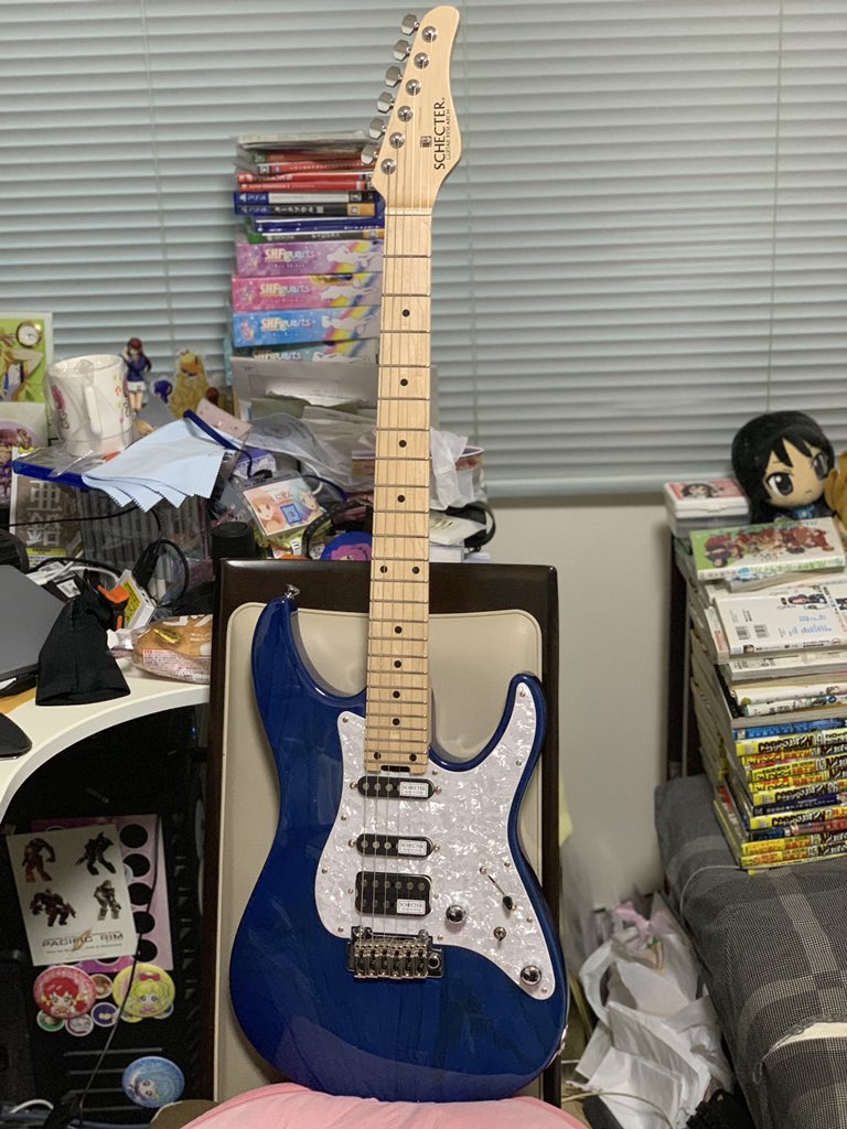 とにせん 青葉モカと同じモデルのギターが家にあると ちょっと仕事で嫌なことがあっても 家に帰りたい ってなるし仕事でムカつく人に会っても ね って思う テクニックを求められる現代社会において推しバンドと同じギターを持っていることは有効