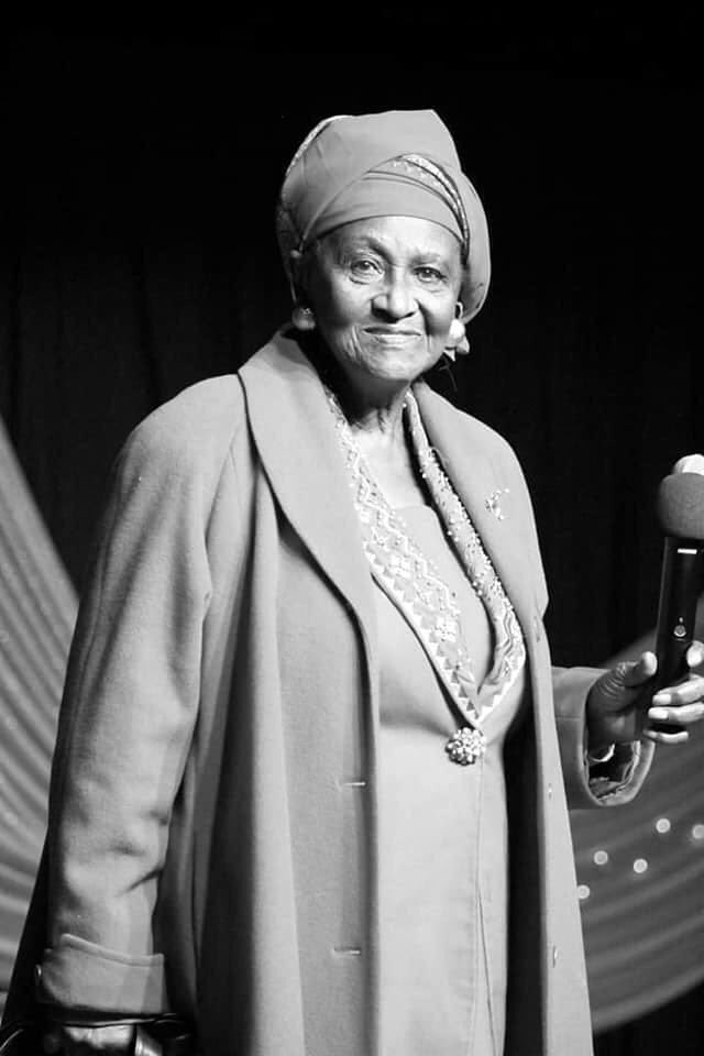 MmabathoMontsho's tweet image. Best of the best. Di thespian tsa mannete. A standing ovation for you mama. Rest well.  #RIPNomhleNkonyeni