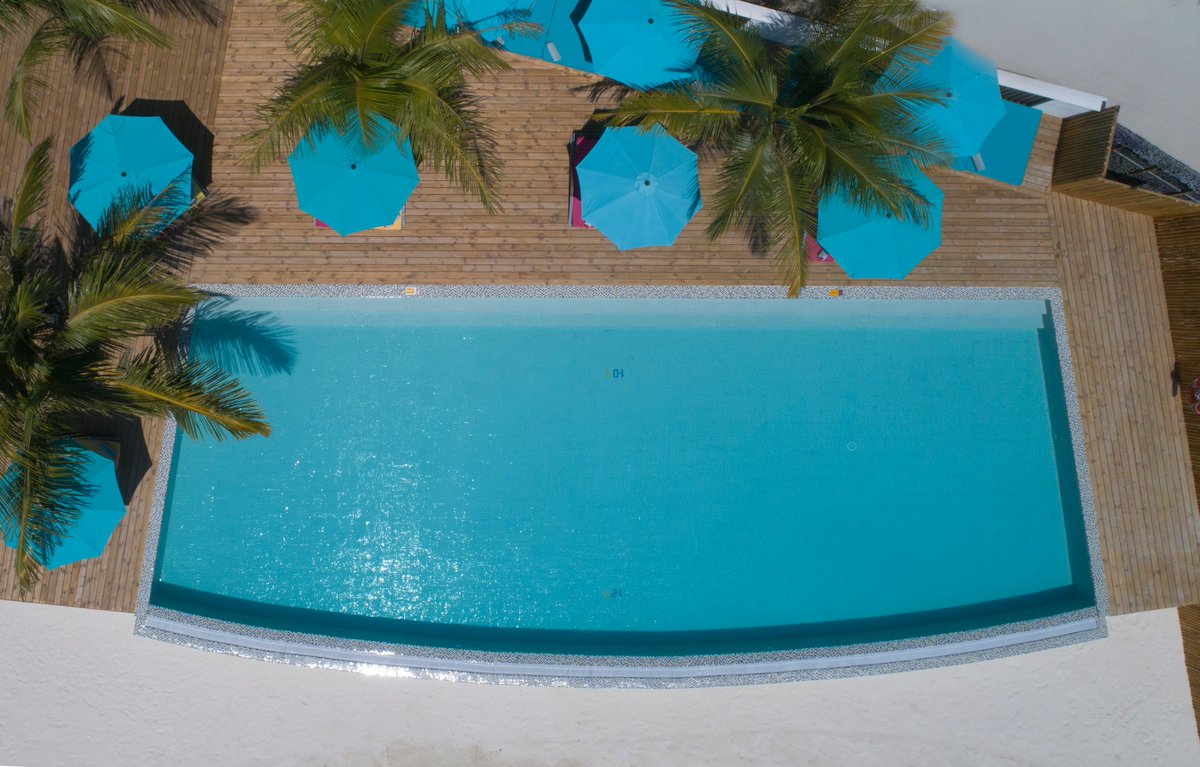 This exclusive Adult's only pool on the beach is calling you! 🌴☀️

#OBLUHelengeli #Maldives #beach #travel #vacation #honeymoon #pool #lagoon #sun #sunnysodeoflife #tropical #island