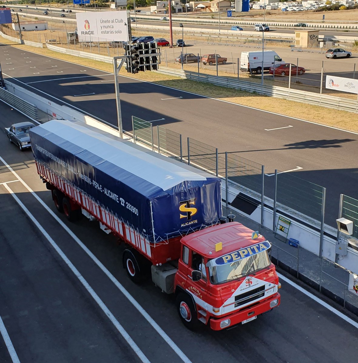 trucksttesmundo's tweet photo. Otras joyas del desfile #CentenarioEB en #ClassicJarama @Circuito_Jarama @FEDUABARREIROS 42/38-T D mas tarde denominado C-38 T y siempre #Turbo300 con cabina #CP75
Y un D-38 T con cabina #CP83 esta mas elevada, d la #empresa #savall nuestra felicitacion por su consevacion 👏👏 https://t.co/u0X8qLoCiG