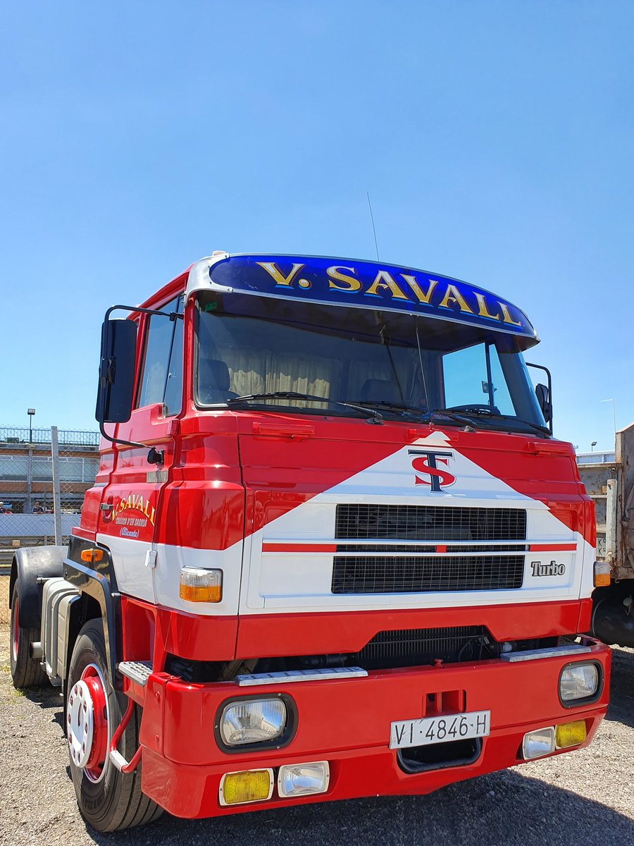 trucksttesmundo's tweet photo. Otras joyas del desfile #CentenarioEB en #ClassicJarama @Circuito_Jarama @FEDUABARREIROS 42/38-T D mas tarde denominado C-38 T y siempre #Turbo300 con cabina #CP75
Y un D-38 T con cabina #CP83 esta mas elevada, d la #empresa #savall nuestra felicitacion por su consevacion 👏👏 https://t.co/u0X8qLoCiG