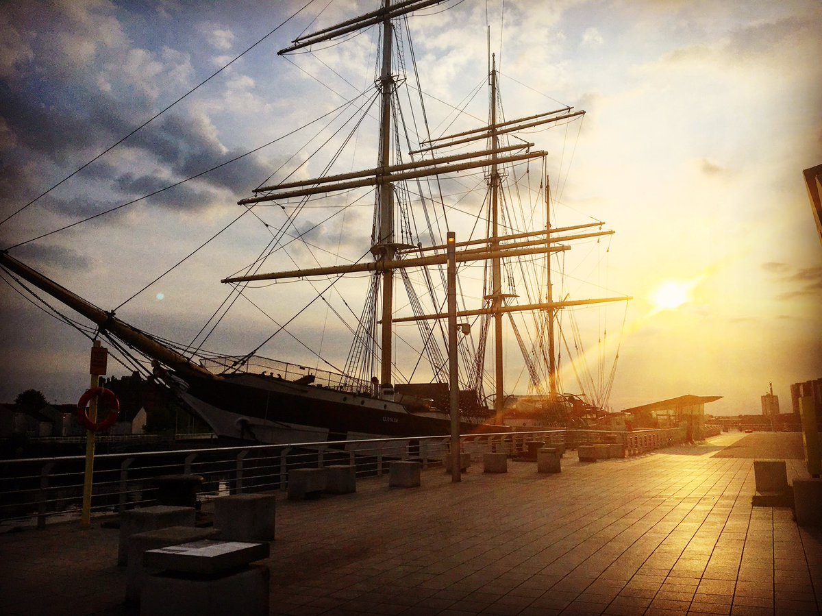 glasgowcb's tweet photo. There’s so much to see just walking along the Clyde... and even more to see when you’re on a boat on the Clyde! Get in touch for details of our tours and courses #glasgow #riverclyde #sunset #thingstodoglasgow #scotland #tourism #travel #speedboat #boattraining #rya #marine https://t.co/uv5rnZNjMv