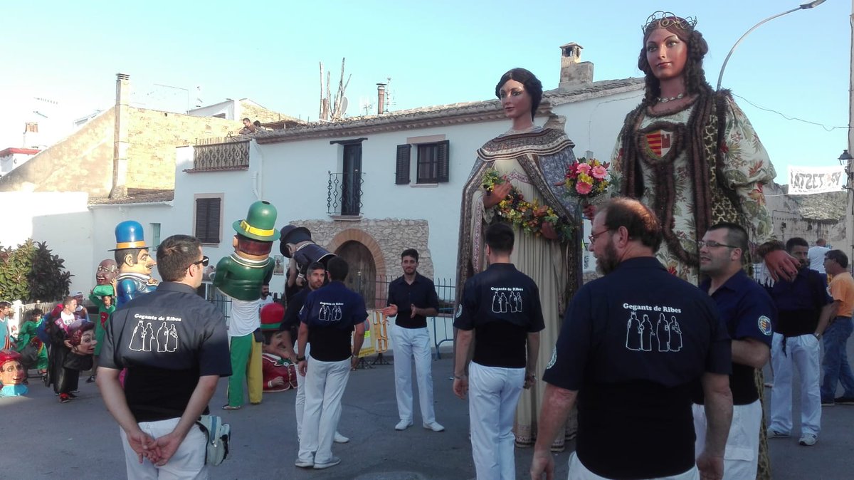 Els @GegantsRibes només treuen una parella per la Matinal. Aquest any, coincidint amb la presentació del Punt R i el lema de Barraques, han fet ballar les dues gegantes: la Paula i la Marina. Un gest simbòlic per a reivindicar els drets més essencials. 👑🌈
#FMSantPere19
#SPRibes