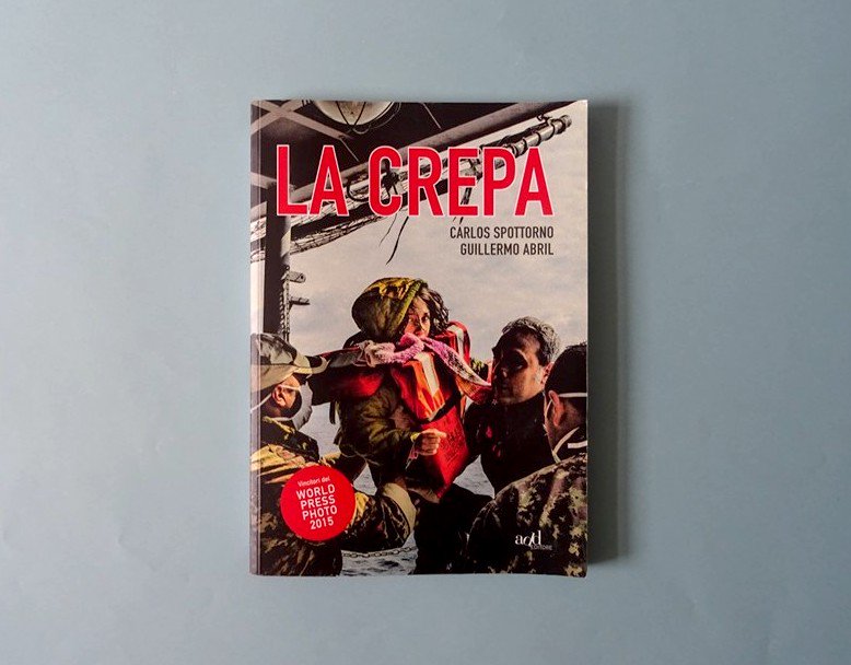 add_editore's tweet photo. Al campo estivo letterario per adolescenti di #7minutiragazzicheleggon, @fabiogeda racconta il "metodo #LaCrepa" che si sono inventati @spottorno e @GuillermoAbril per raccontare le storie che avevano raccolto girando per l'Europa. https://t.co/Ag8z9s842i