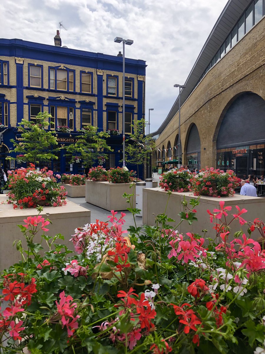 TeamLondonBdg's tweet image. TLB are painting the town red (&amp;amp; pink + white)! 🌸🌺 Who’s spotted our flower boxes brightening up Tooley Street today? Thanks to @CJSPlants for these blooming wonderful arrangements 😊💚 #urbangreening #SE1 #flowerpower @NetworkRailLBG #londonbridge