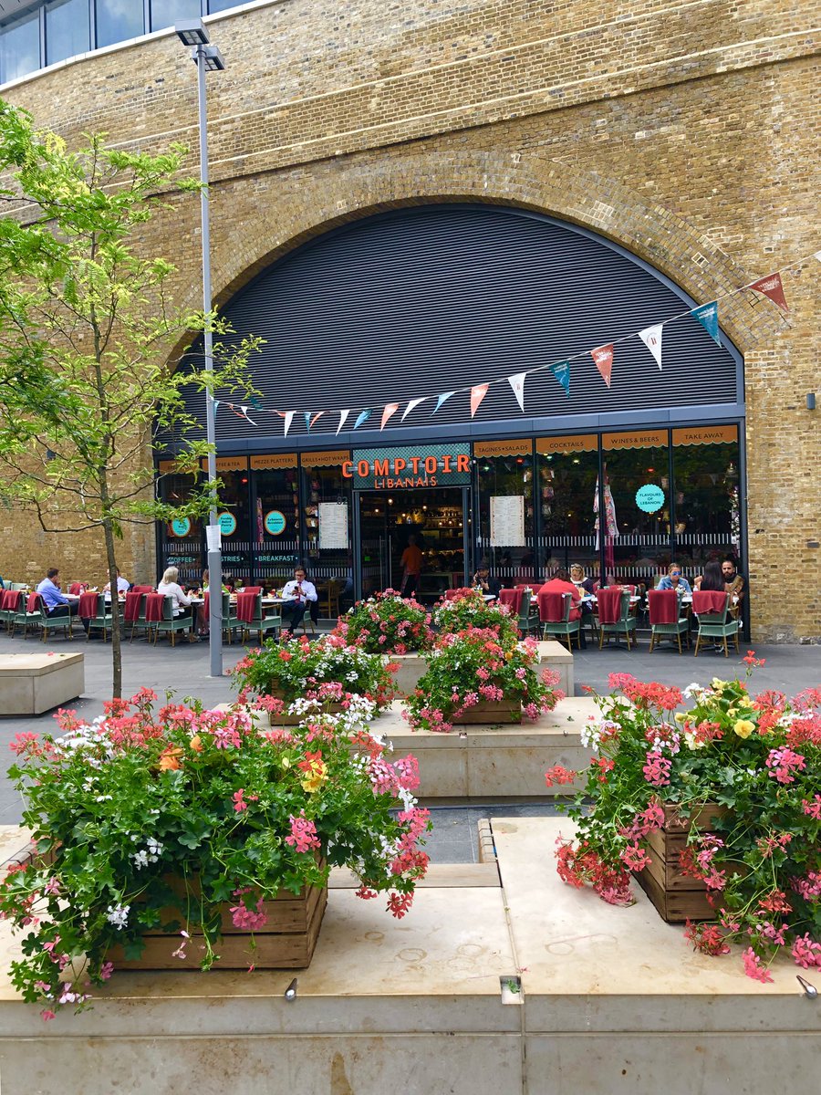 TeamLondonBdg's tweet image. TLB are painting the town red (&amp;amp; pink + white)! 🌸🌺 Who’s spotted our flower boxes brightening up Tooley Street today? Thanks to @CJSPlants for these blooming wonderful arrangements 😊💚 #urbangreening #SE1 #flowerpower @NetworkRailLBG #londonbridge