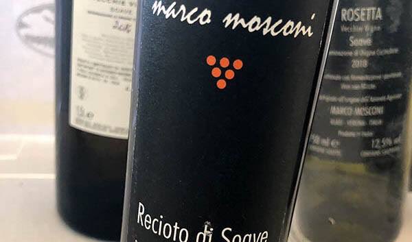 Sidste vin jeg smagte på min lille, korte #soavestories Volcanic Wines Press Tour var denne #reciotodisoave fra Azienda Agricola #marcomosconi i Paradis … eller i hvert fald på adressen Via Paradiso i byen Mormontea syd for Illasi #houlbergsblog #wineblogger #winelover 4/7