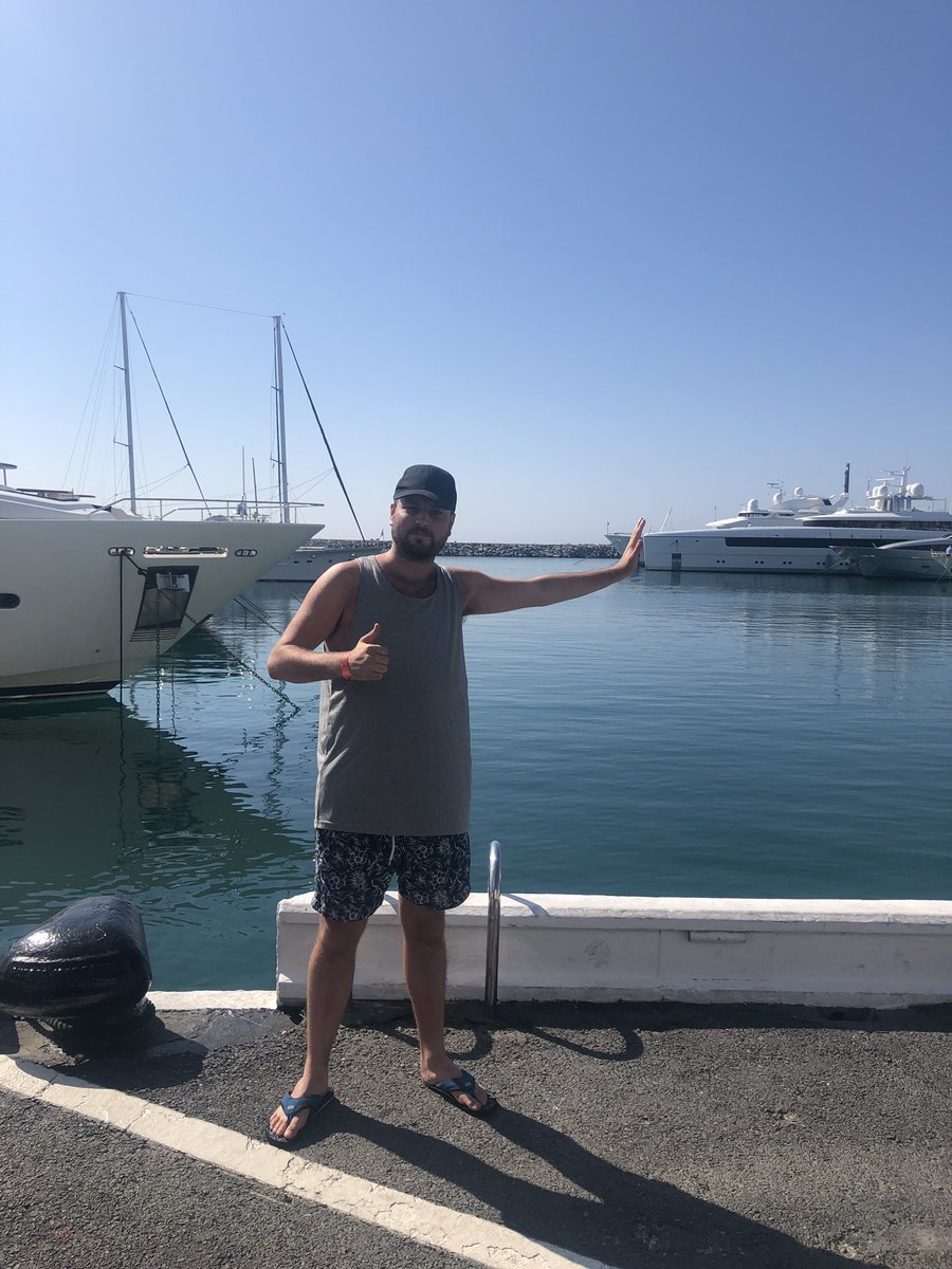 LewTeeCoD's tweet photo. TouristTee leaning on various objects https://t.co/UBRL3vtIYg