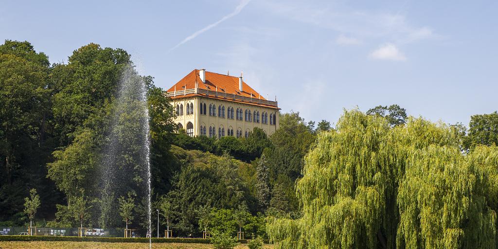 Walk among weeping willows, rub shoulders with diplomats, and daydream about living in one of #Prague's gorgeous Art Nouveau villas. This self-guided walking tour from Bubeneč (Prague castle area) to Troja is as romantic as they come. bit.ly/2XE21sr