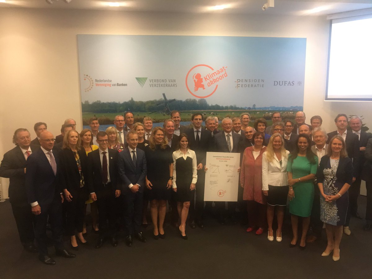 De 50 ondertekenaars commitment financiele sector Klimaatakkoord met minister Hoekstra #finsector #klimaatcommitment