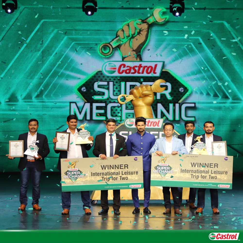Castrol_India's tweet photo. A super performance by the winners of the #CastrolSuperMechanic contest 2019!
Mechanics Sarvanakumar Subramaniam &amp; Hardevsinh Jadeja crowned winners at the grand awards night hosted with @ZeeNews. Read more: https://t.co/yGQs13v8sF #KeepIndiaMoving https://t.co/UwK0R1MY3i
