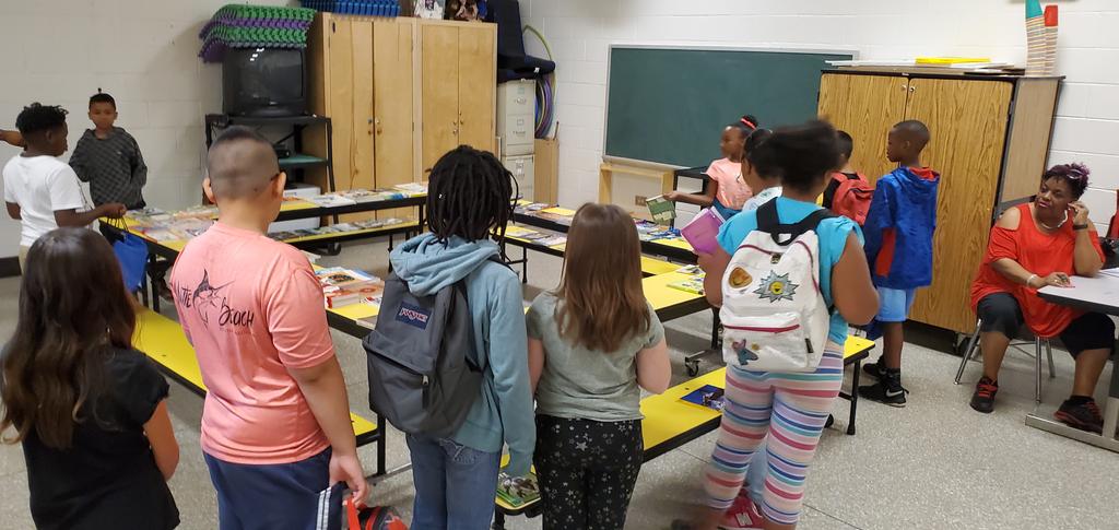 angelenaowens07's tweet image. Getting excited about reading! Collier Adventurers selecting new books to read and take home this morning.  #2019ccsrtacamp #litnccs @mellottahill1 @jenlloyd16 @NatalieGodwin @katiegreene25 @TiffBEak