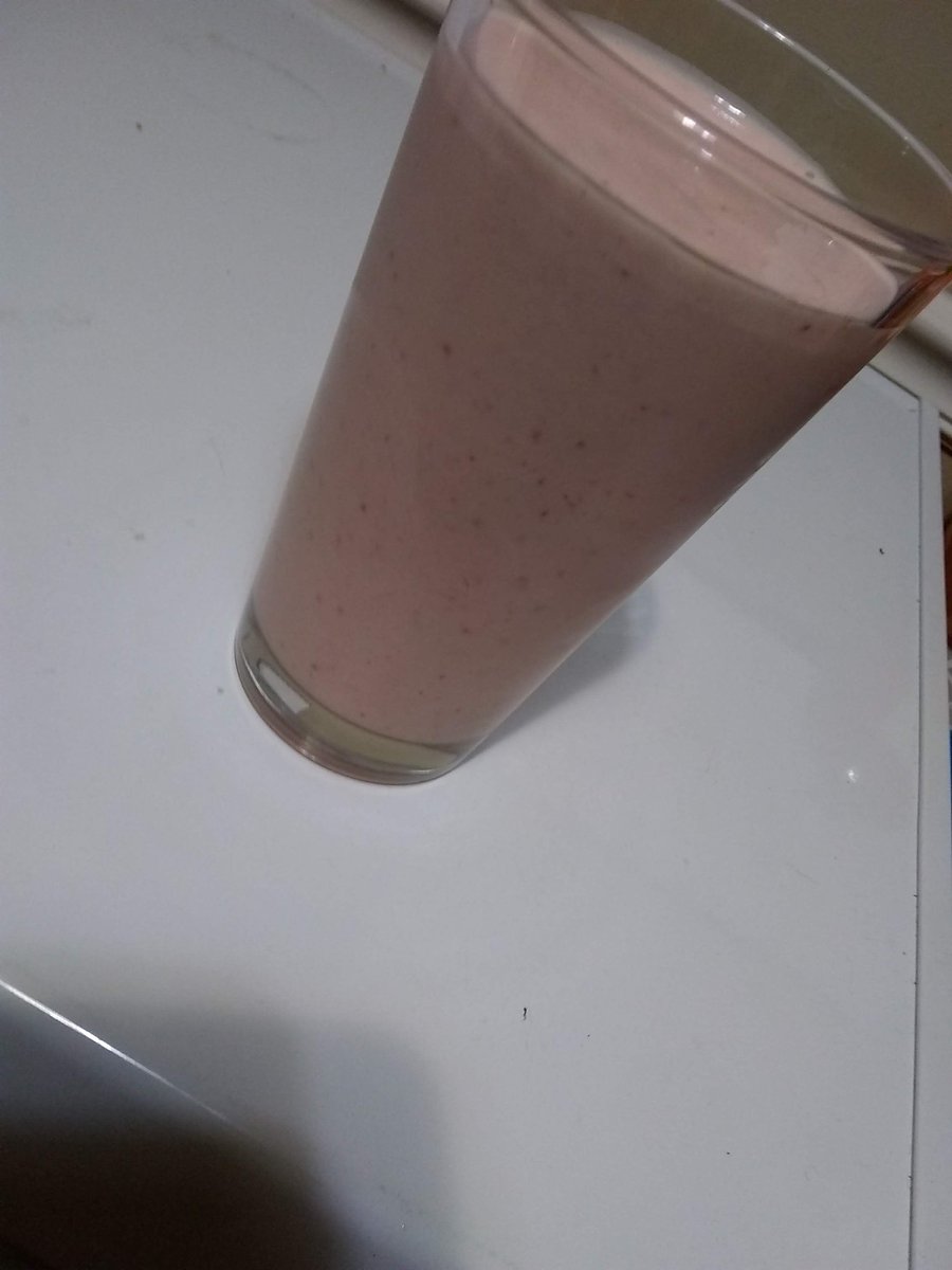 ChefOnABus's tweet photo. #morningmotivation #strawberry #bananna #smoothie #ChefOnABus #COAB #tasty https://t.co/FICQhAH4yW