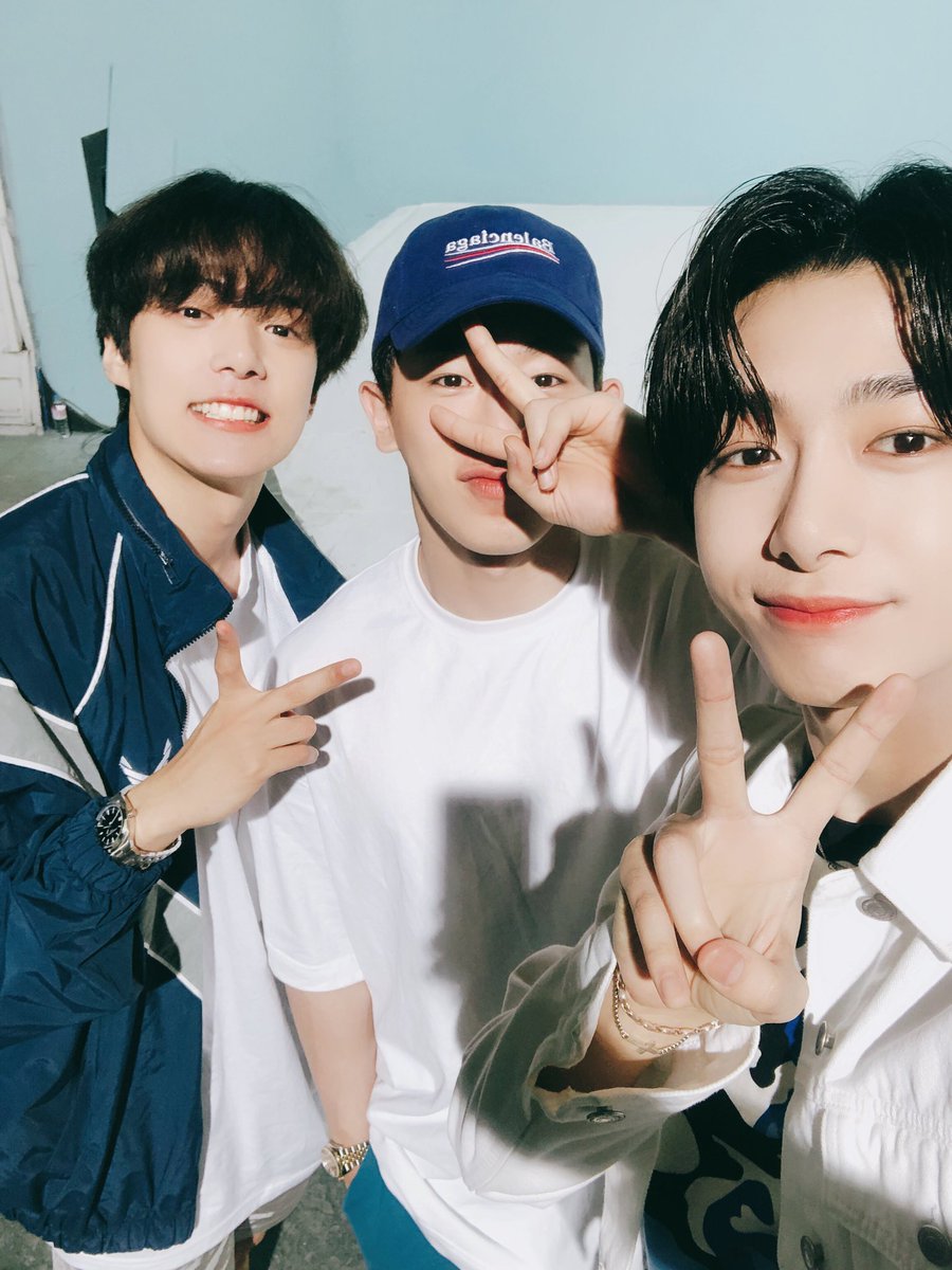 OfficialMONSTAX's tweet photo. [#형원] 뮤비촬영장에 멤버들이 응원와줘서 힘내서 촬영 잘 할 수 있었어요 ㅎㅎ #COOL_LOVE https://t.co/gyePtFe5GT