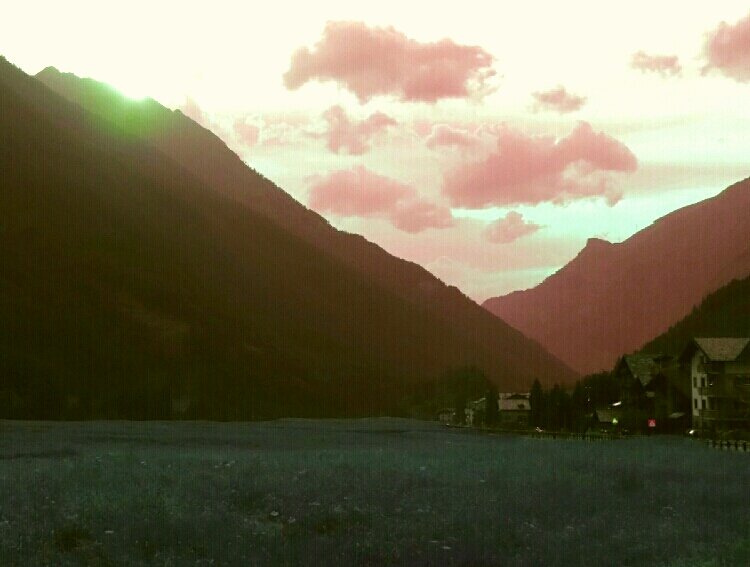 Antonella_Noire's tweet photo. Una tipica visione serale dal prato di #Cogne : tramonto dietro le cime del #Trajo, nel Parco del Gran Paradiso, e l'inconfondibile sagoma, a destra, della Piatta di Grevon 
Like a picture https://t.co/i8ZTqu4CR5