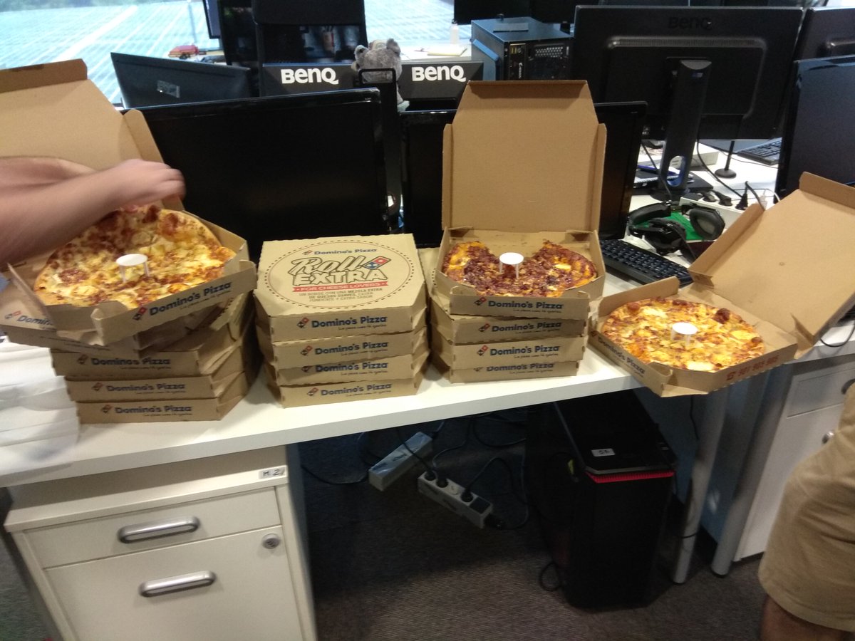 LVPes's tweet photo. Hemos vuelto de Gamergy esmayaos, menos mal que tenemos a @DominosGaming, que nos cuida de maravilla.
¡Así da gusto tener una pizza oficial, gracias Domino's! #LVPxDominos https://t.co/H6KWZG5Ya1