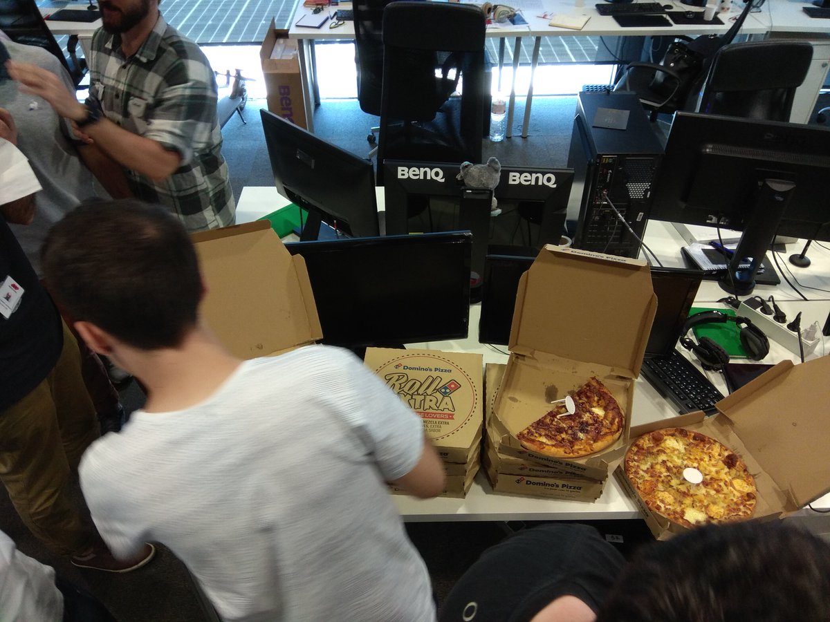 LVPes's tweet photo. Hemos vuelto de Gamergy esmayaos, menos mal que tenemos a @DominosGaming, que nos cuida de maravilla.
¡Así da gusto tener una pizza oficial, gracias Domino's! #LVPxDominos https://t.co/H6KWZG5Ya1