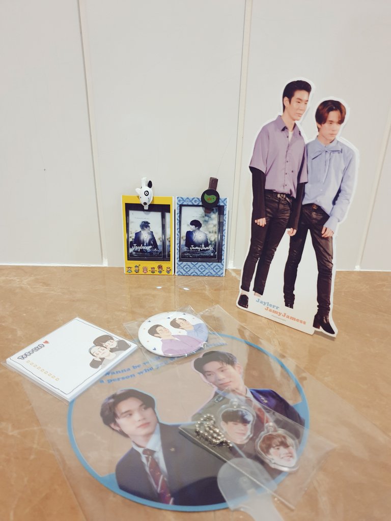 AcinarYoko's tweet photo. ของที่ระลึกโปรเจคเจเจมส์มาถึงบ้านละ น่ารักไปหมดเลย นี่ฉันสร้างแท่นบูชาได้เลยนะเนี่ย โซคิ้วท์ ในที่สุดก็มีพัดกะเค้าสักที 😁😁😁
#JAYJAMESLightBoxProject https://t.co/2ttZ1blXz7