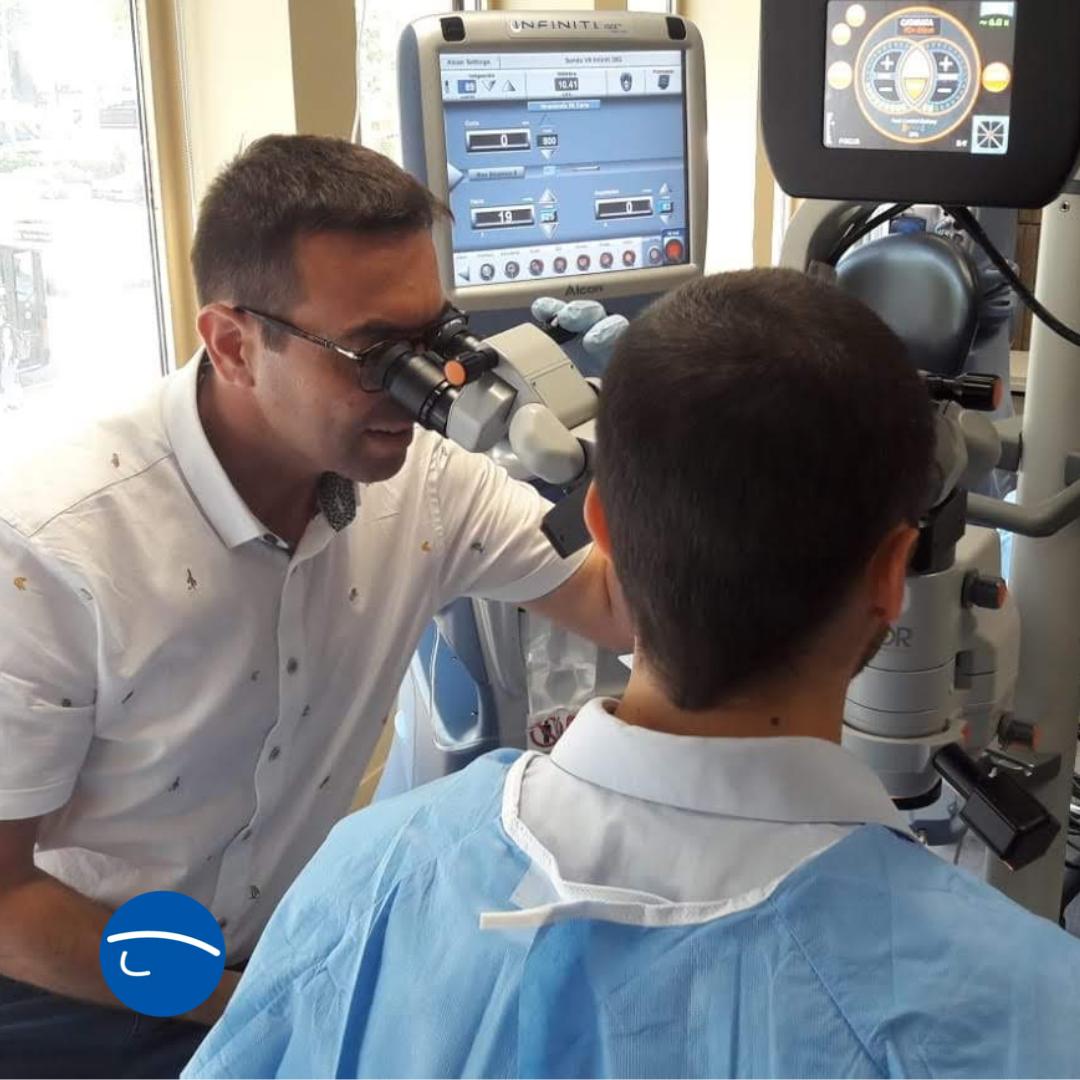 Oftalpilar's tweet photo. El Dr. Català, especialista en #Oftalmologia pediàtrica a @oftalpilar i @SJDbarcelona_es  durant el #wetlab de #cataracta pediàtrica i cirurgia complexa a @Alconspain.
#formacion #excelenciaprofesional #especialistas #cirurgia #cataracta #pediatria https://t.co/4a7ZOHXfJf