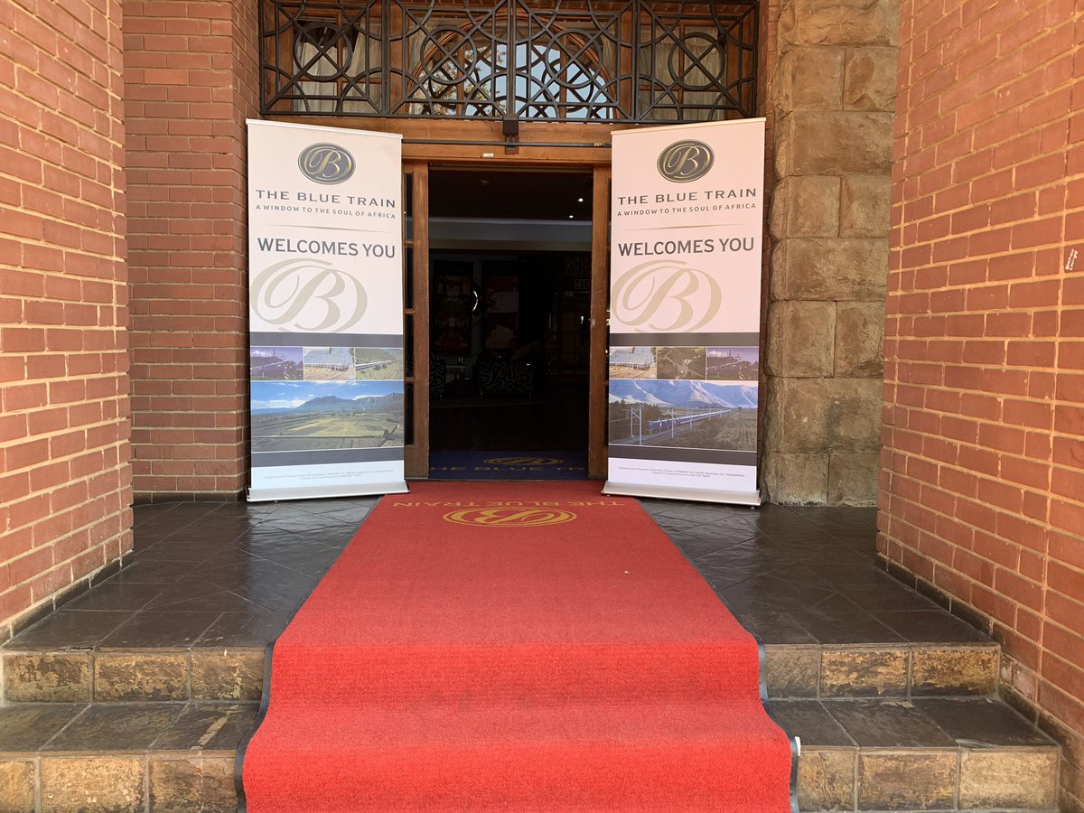 Ek en Faan het nou net oor hierdie rooi tapyt ingestap! So opgewonde! #bluetrain <a href="/rooirose/">karin oosthuizen</a> <a href="/caxton/">Caxton</a>