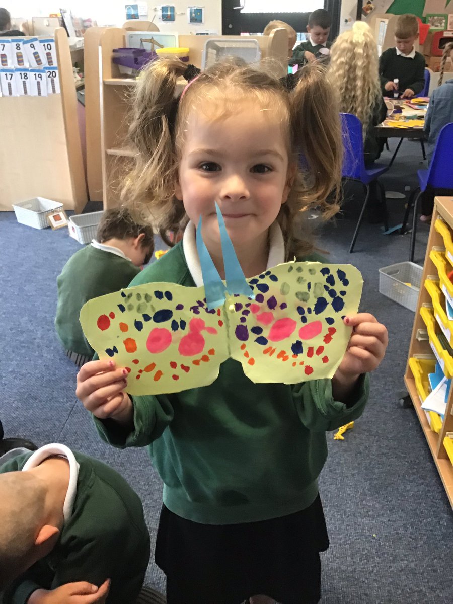 eyfs_OrchardPA's tweet photo. This morning we learnt a new word, symmetrical. We made sure that the butterflies we designed this morning had symmetrical wings. Here are just some of the amazing creations from the children using different media and resources. #SuccessfulStudents @OrchardPrimaryA @SouthPennine https://t.co/HjftzQXzE0