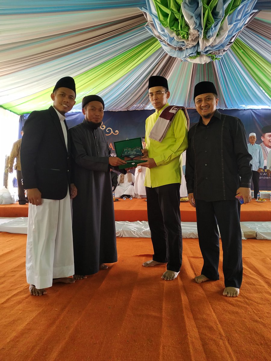 CbbHeryanto's tweet photo. TGB Dr KH Muhammad Zainul Majdi MA bersama Ustadz Yusuf Mansyur menghadiri peresmian Pesantren Tahfidz IBNU HAFIDZ di daerah Subang Jawa Barat Rabu 10 Juli 2019.

#TGBDakwahNusantara
#BARET_TGB https://t.co/eCwd89Fjx8
