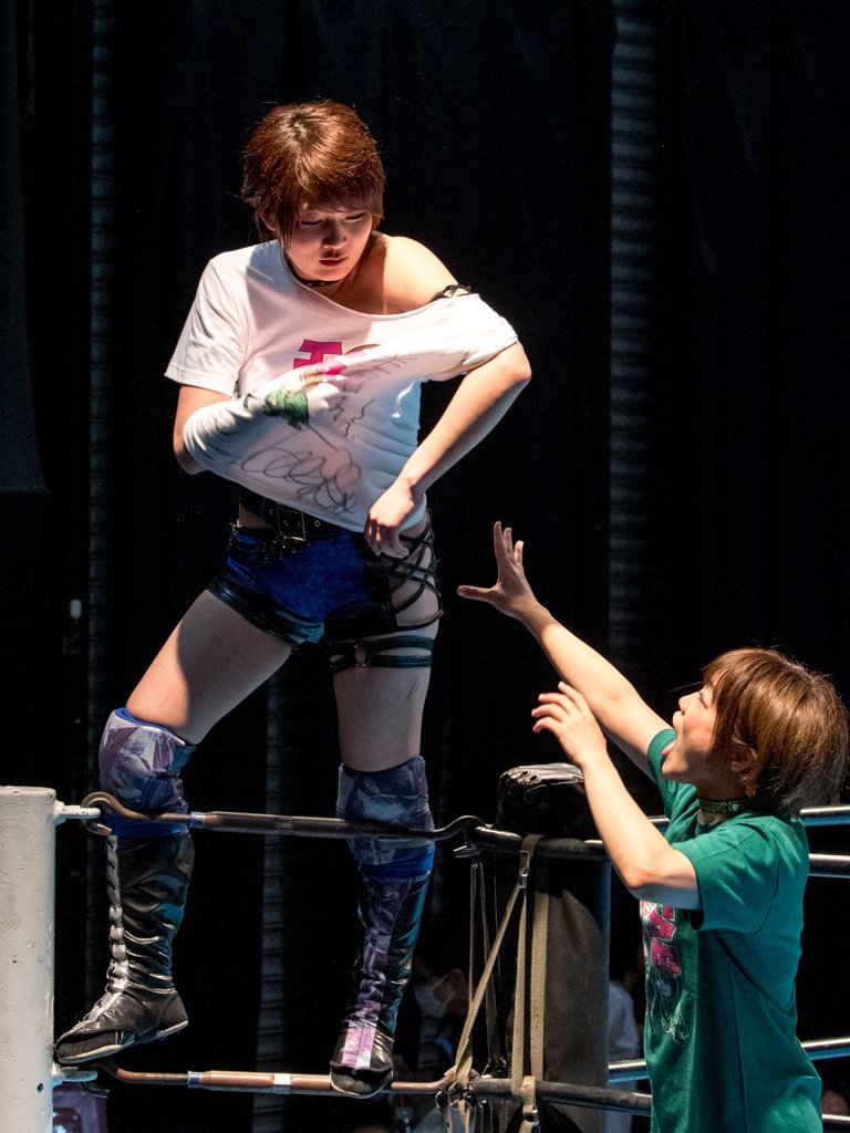 shore_1959's tweet image. 2019.6.27 #ACT41 #アクトレスガールズ 新木場大会
クロージング
二人にどんな会話が有ったのでしょうか

#本間多恵 選手
#安納サオリ  選手
#AWG 
#AWGbeginning
#ACT19062799-09