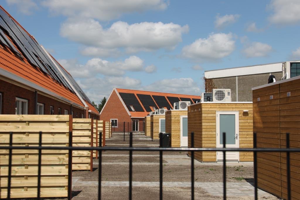 In Gorredijk voor <a href="/Elkien_/">Elkien</a> hebben we de 2e fase, van totaal 42 #fijn woningen, afgeleverd aan de nieuwe bewoners! De straat is weer een lust voor het oog. Bedankt uitvoerder <a href="/JelleTalsma/">Jelle Talsma</a> en jouw team 💪🏼 #betaalbaar #toekomstbestendig #comfortabel Vandaag, morgen en overmorgen!