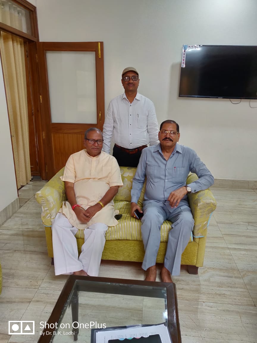 DadaIdate's tweet photo. आज दिल्ली में वि. घु. जनजाती विकास परिषदेत उ. प्रदेश अध्यक्ष दादा लोधीजी और राष्ट्रीय कार्यकारिणी सदस्य डाॅ. बी. ते लोधीजी मिलनेके लिये आये थे । संघटनके बारेमे गहराईसे चर्चा हुअी। दि. १०-०७-२०१९
@Dev_Fadnavis @Pankajamunde @AmitShah https://t.co/AZtcKV0RRr
