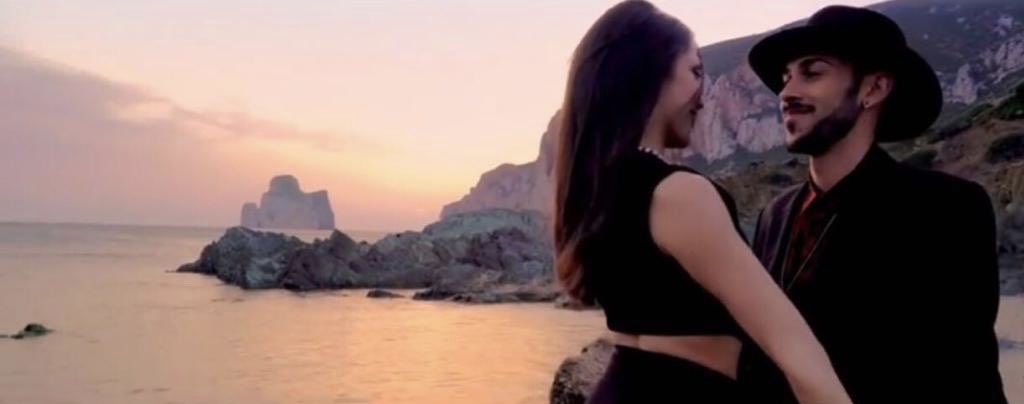 jsbpublishing's tweet photo. I colori e i profumi della #Sardegna, i suoni giungono attraverso il mare da paesi lontani ... (HeyTu)#VieniconMe l'hit-single dell'#Estate2019 di @effe_alex conquista gli #YouTubers e a meno di un mese dalla pubblicazione del clip supera le 100.000 views! https://t.co/X2tbM0VxHu
