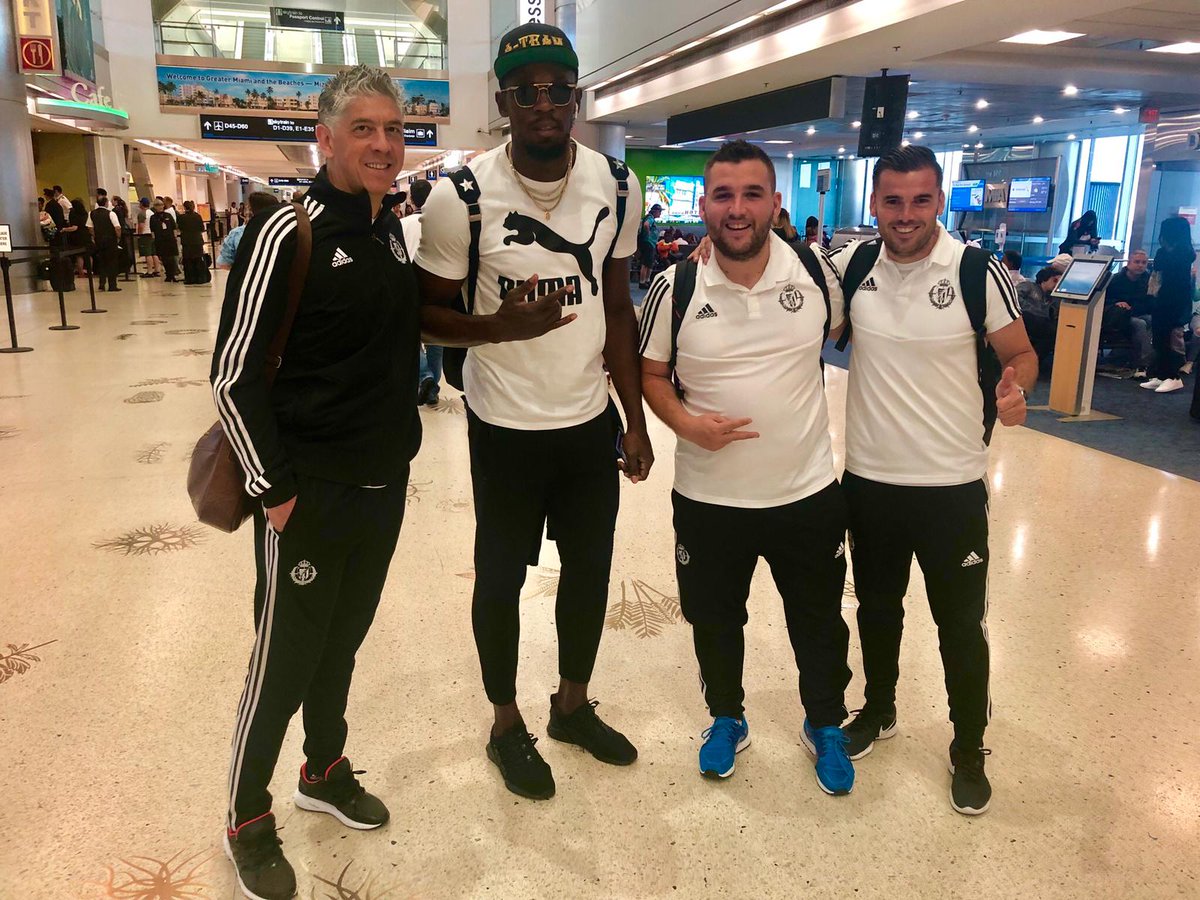 Miembros de la expedición del Real Valladolid junto a Usain Bolt (Foto: Twitter).