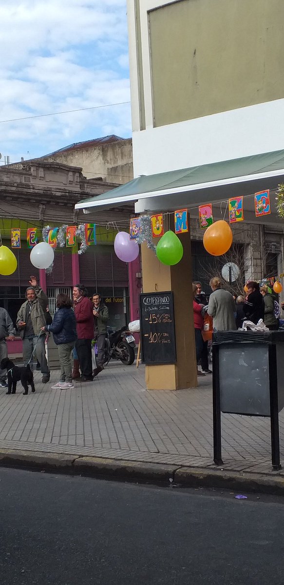 AraColombo's tweet photo. Los vecinos de Mendoza y Maipú le festejan el cumple a Ramón....seguro alguna vez lo viste en la esquina pidiendo una moneda....esta ciudad es lo más!!! #VECINOSCOPADOS
#CUMPLERAMON https://t.co/bAF0OytFdL