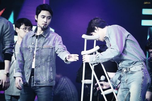 -160408 SM vs. Kris and Luhan.-160409 NCT-U debut. -160409 TOP CHINESE MUSIC AWARD They don't act as usual. In almost all the fancams we can see Kyungsoo away from Jongin, but they interacted when Ksoo helped Jongin with his crutches. #MGMAVOTE  #EXO  @weareoneEXO