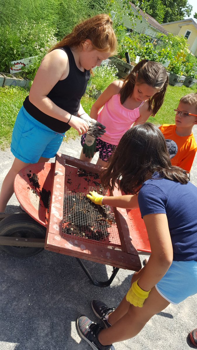 givinggardenUP's tweet photo. Garden Club in the Giving Garden continues thru the summer with Hamburg Village Rec! #kidsgardening #farmtoschool #foodcorps #trythings #hcsdlearns #hamburgcentral #livingsoil #soilfoodweb #growthegood #compostiscool #iftheygrowittheywilleatit #siftcompost #workingtogether #worms https://t.co/dEWn3T9BGD