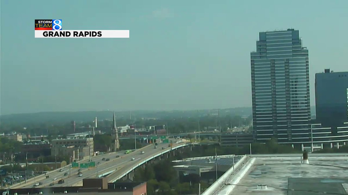 WOODTV's tweet image. Grand Rapids at 6:30 a.m. and 8:30 a.m.  #quickshowers #dryingout #heatingup #trackingrain #wmiwx