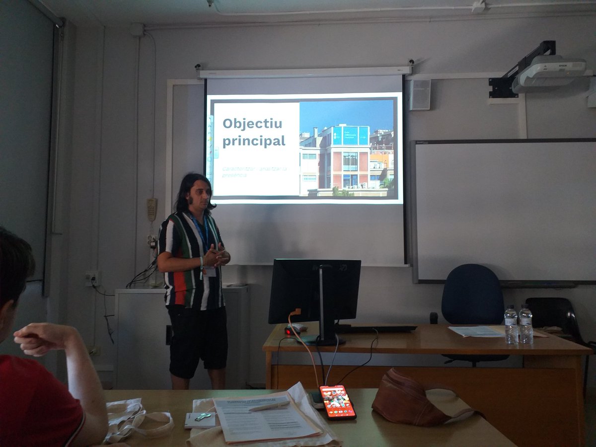 jeccdoc's tweet photo. Robert Mokhtari presenta su trabajo "La presencia del profesorado de la Facultat d’Informació i Mitjans Audiovisuals en las redes académicas" #JECCDOC2019 https://t.co/tsPEoRTG7X