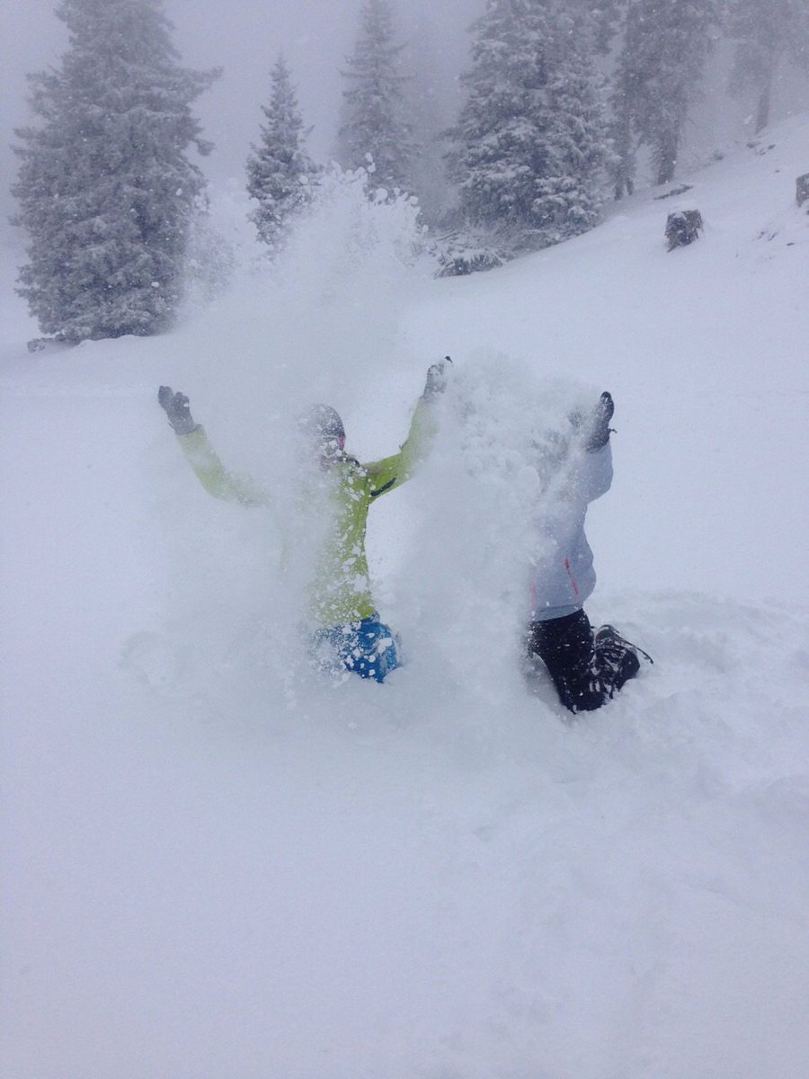 Sneeuw, sneeuw en nog eens sneeuw, met de zomervakantie voor de deur lijkt het nog verweg maar het wintersport team is al druk bezig met alle voorbereidingen! #wintersport #ski #snowboard #Famillievakantie