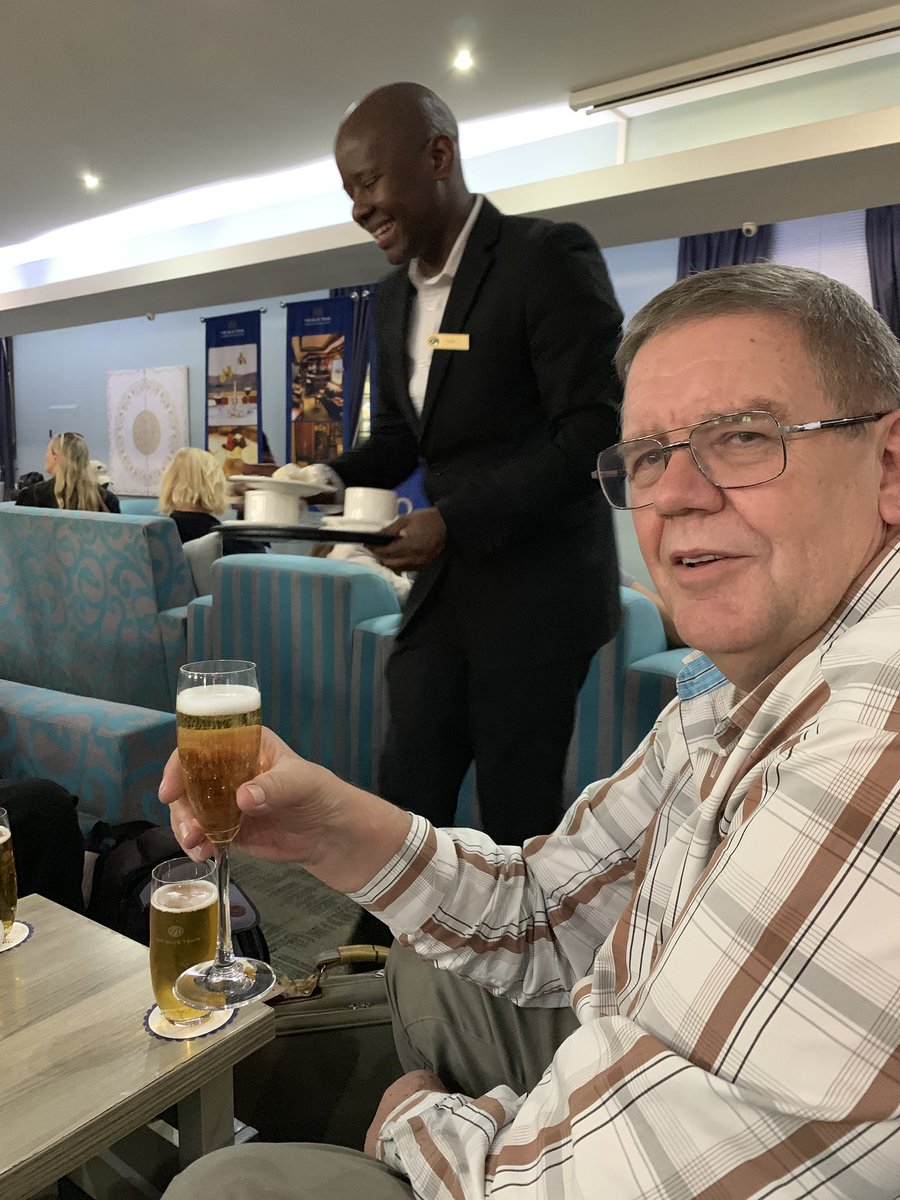 Faan hou my vonkelwyn vas in die sitkamer. Ek raak nou regtig opgewonde! #thebluetrainsa <a href="/rooirose/">karin oosthuizen</a> <a href="/caxmag/">Caxton Magazines</a>