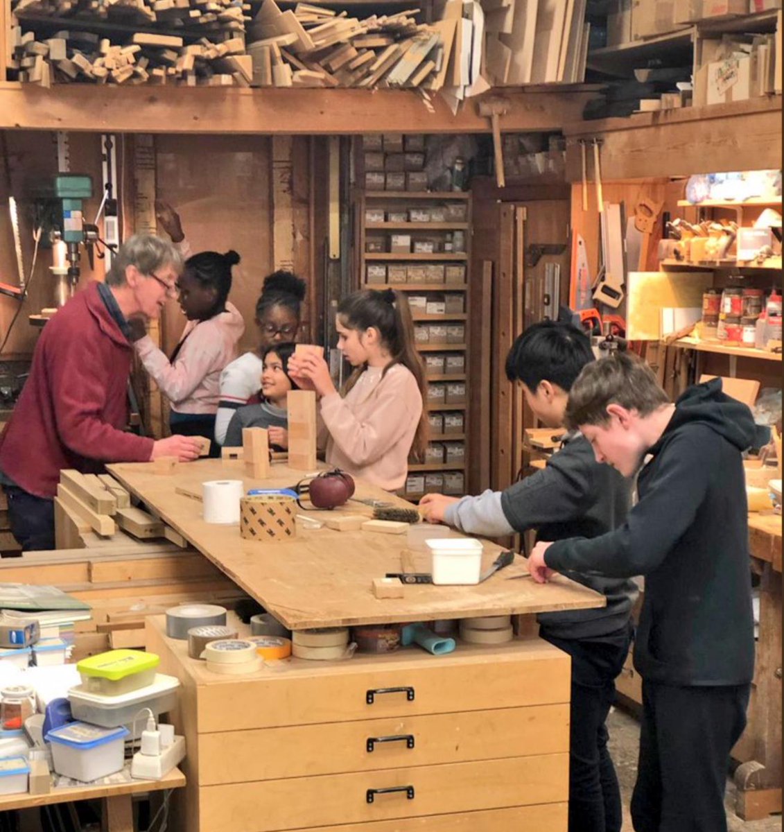 Een huurverhoging van 350% dreigt <a href="/Stadshout/">Stadshout</a> te verdrijven uit De Pijp. Onze school <a href="/DeSpringstok/">Basisschool De Springstok</a> zou daarmee niet alleen een fijne buur maar ook een educatieve partner kwijtraken. #duurzaamheid #groenestad (foto: Ruud Dubel #ambachtendepijp) kijk.nl/video/ZxHDWJhX…