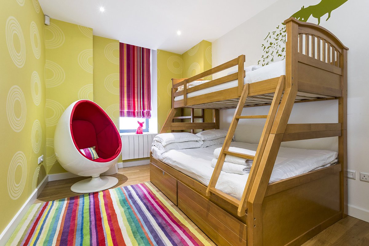 DestLondon's tweet image. Blandford Street is one of our quirkier properties - bright, bold and so much fun, it’s great for a family vacation! ✨🎉

destinationlondon2000.com/property-info/…

#london #uk #vacationrental #vacationhome #familyvacation #luxuryrental #visitlondon