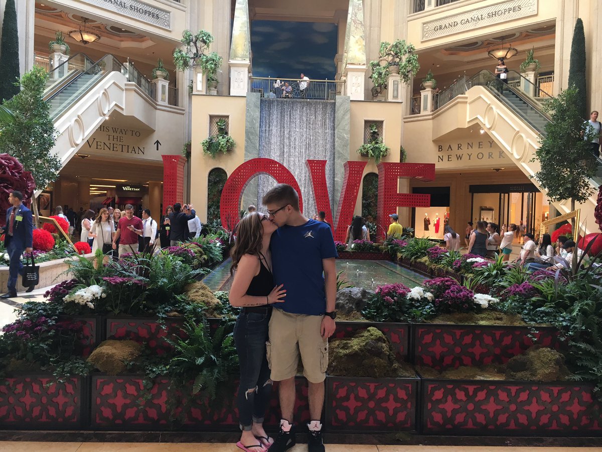 colbylove99's tweet photo. Las Vegas 🌸☀️🌴 https://t.co/ed2WBBKE6x