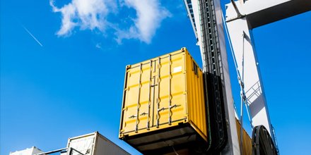 Container traffic peaks in April &amp; May, growing to +4.9%. Transshipment with Far East even hit double digits, growing +11.7%. Good news for top position in global logistics chain. We continue to work on more container transport via rail &amp; inland shipping. bit.ly/2XG4Y6M