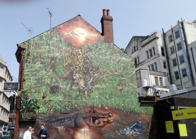 Another Banksy painting spotted on the side of a cafe - or is it ? - could it mounted and framed ? cadremont.co.uk/blog/picture-f…  #banksy #picturemounts