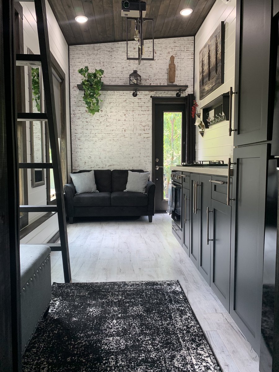 tiny_hamptons's tweet photo. At just 20’ long The Manhattan #tinyhouse is jammed packed with style and flare! Tag who would you stay here with! 
https://t.co/hV56kLBeAX https://t.co/lzUfoukVj9