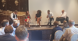 agencelimite's tweet image. #AdF2019 l Première plénière animée par @AudreyPulvar 👉 Eric Julien rappelle la citation de Michel Serres : « Nous sommes le monde, nous fonctionnons comme le monde, mais nous semblons l’avoir oublié. Il faudrait remettre le monde et la nature dans la pensée. »